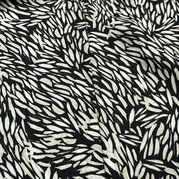 ✨🆕Vince Camuto🆕✨ | Opulent mood long sleeve blouse in cream and black - Picture 3 of 12